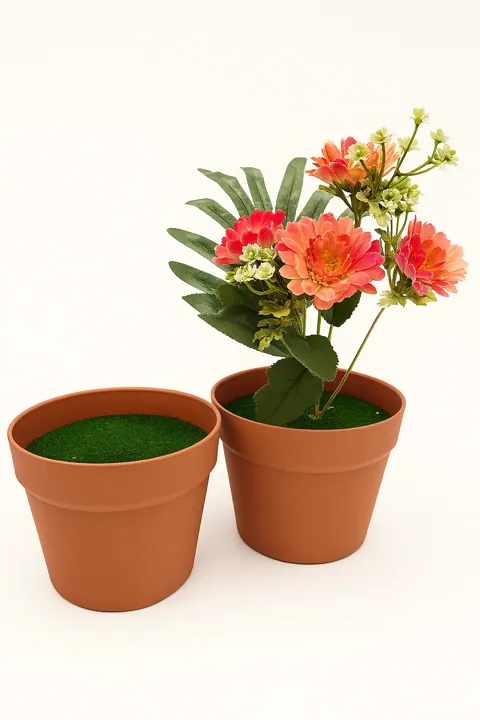 Maceta marrón con pasto (13 cm)